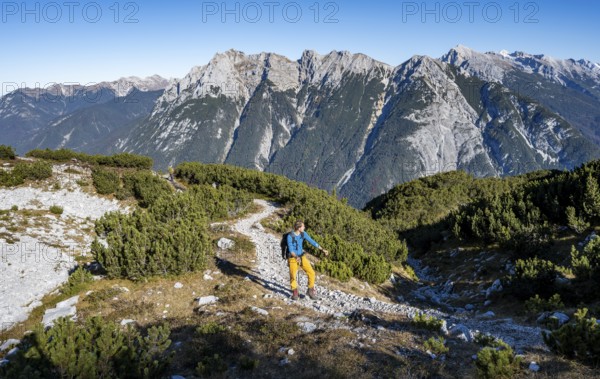Mountaineers on a hiking trail, autumnal mountain landscape, ascent to the Große Arnspitze, view of