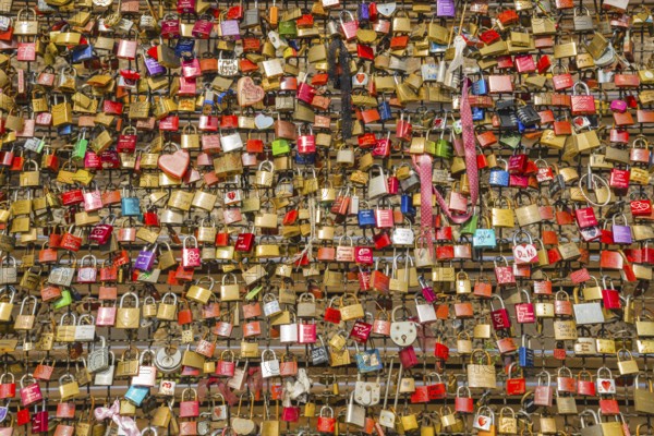 Love locks, loyalty signs, Hohenzollern Bridge, Cologne, Rhineland, North Rhine-Westphalia,