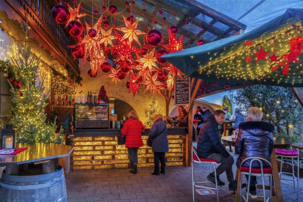 Mulled wine stand in the side passage at the Christmas market, Bad Tölz, Isartal, Upper Bavaria,