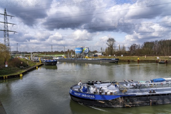 Canal harbour, loading facilities, tank farm for mineral oil products of Ruhr Öl GmbH, BP