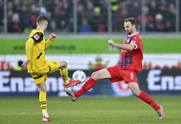 One-on-one, action Benedikt Gimber 1. FC Heidenheim 1846 FCH (05) against Pascal Gross Borussia