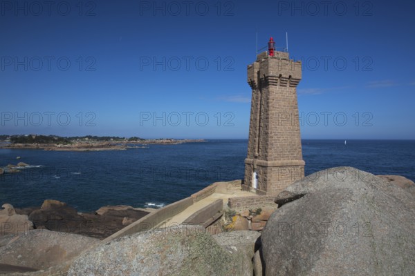 Lighthouse Mean Ruz at Ploumanac'h, Côtes d'Armor in the first morning light