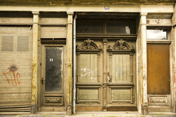Facade of an old closed shop, in need of renovation, GDR architecture, city centre, Goerlitz, Free