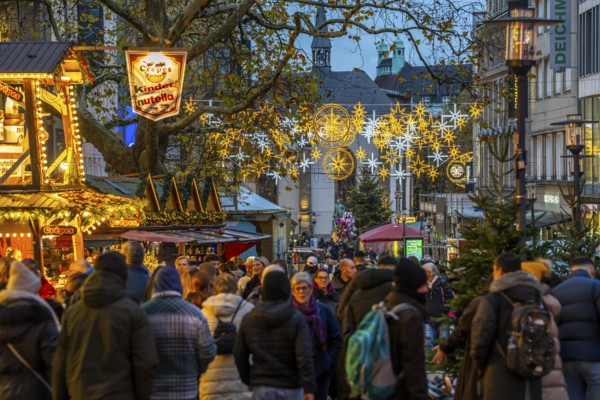 Pre-Christmas season, people, shoppers, visitors to the Christmas market in Essen city centre,