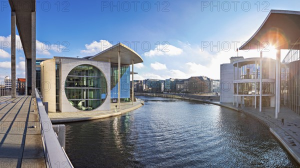 Spreebogen with view of the library of the German Bundestag from the Jakob-Mierscheid-Steg at the
