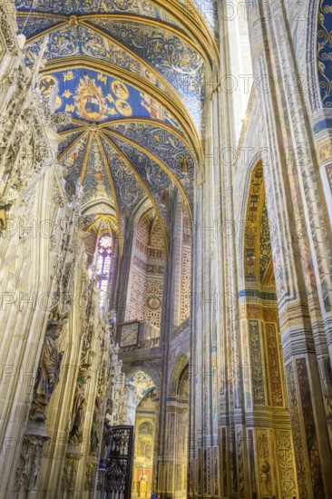 Choir and ceiling fresco in St Cecilia's Cathedral, Albi, Département Tarn, France, Europe