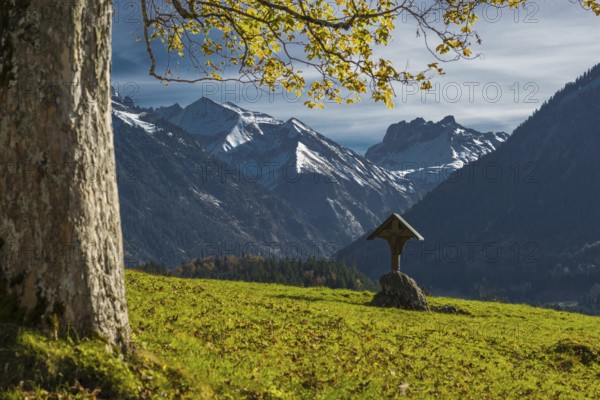 Field cross with the Trettachtal valley behind it, Oberstdorf, Oberallgäu, Bavaria, Germany, Europe
