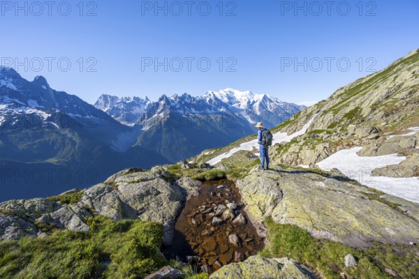 Mountaineers on a hiking trail in front of a mountain panorama, view of mountain peaks Grandes