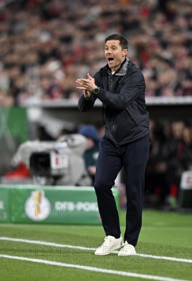 Coach Xabi Alonso Bayer 04 Leverkusen on the sidelines Gesture Gesture DFB Cup round of 16, Allianz