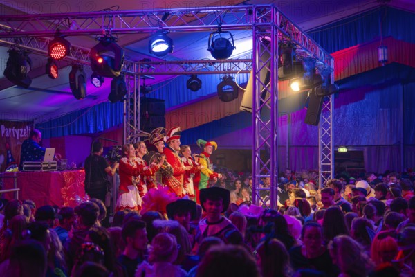 Festive atmosphere at a carnival party with a crowd in front of the stage, Fasching, Schlagerkuchen