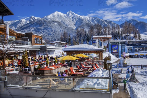 Sun terraces on the southern edge of the village with Reitherspitze 2374m in winter, Seefeld,