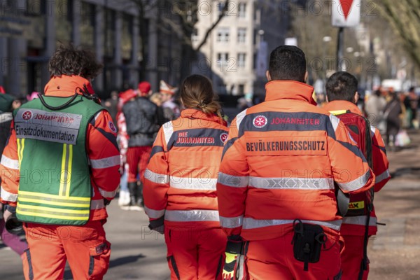 Rose Monday carnival parade in Düsseldorf, rescue workers at the Rose Monday parade, Johanniter