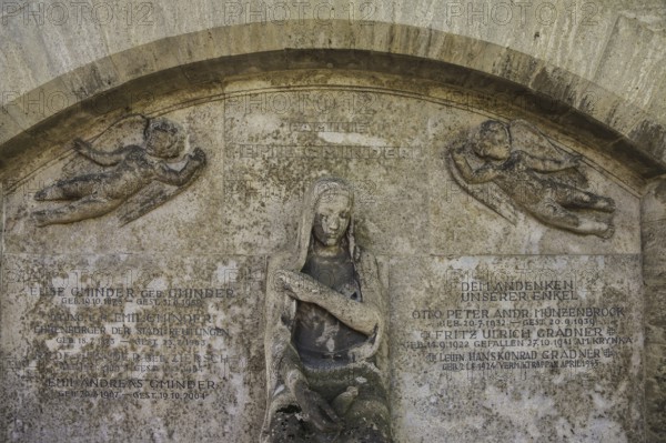 Unter den Linden cemetery, burial site, memorial stone for Emil Gminder and family, stone figures,