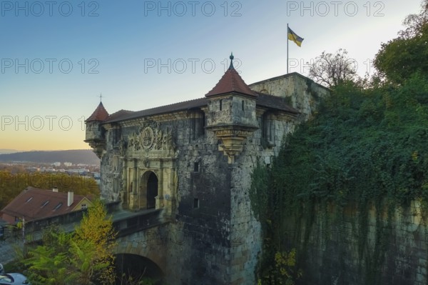 Lower castle gate, gate portal, Hohentübingen Castle, flag, historic old town, university town,