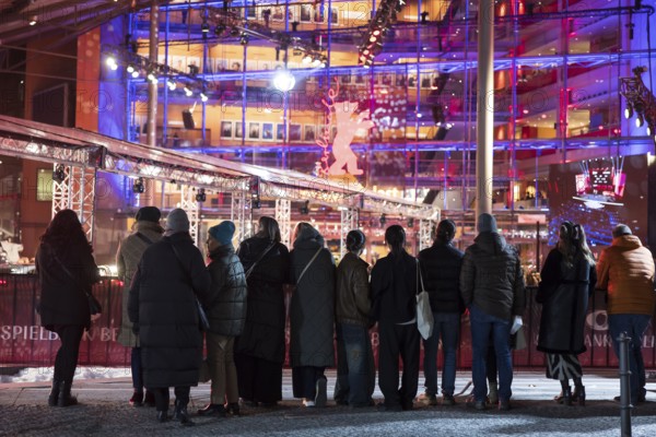 Onlookers in front of the award ceremonies of the 75th Berlinale at the Theater am Potsdamer Platz