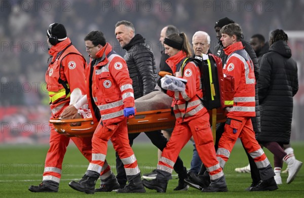 Paramedics carry Benjamin Henrichs RasenBallsport Leipzig RBL (39) injured injury Achilles tendon