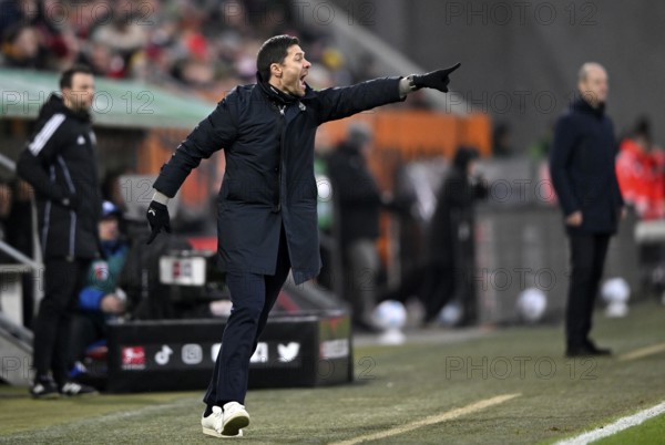 Coach Xabi Alonso Bayer 04 Leverkusen on the sidelines gesture gesture, behind coach Jess Thorup FC