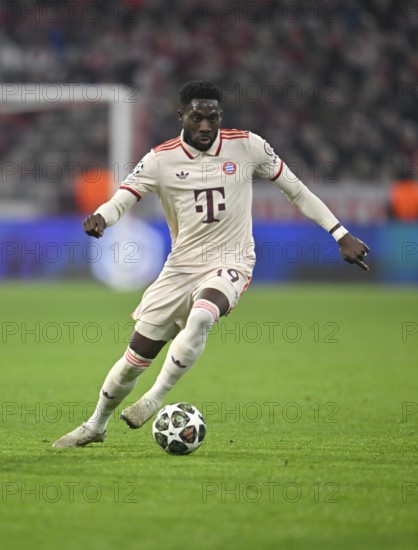 Alphonso Davies Bayern FC Munich FCB (19) Action on the ball UEFA Champions League Allianz Arena,