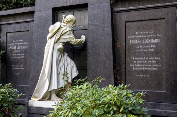Sculpture Knocking Pilgrim at the grave of the landscape painter Eduard Leonhardi (1828-1905) by