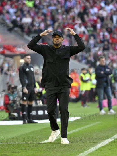 Coach Vincent Kompany FC Bayern Munich FCB disappointed after missed goal opportunity Gesture