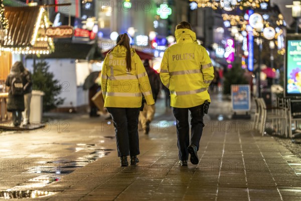 Rainy weather, police patrol, Christmas market, pedestrian zone, Essen, North Rhine-Westphalia,