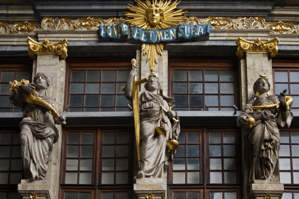 Baroque façade detail Pondereet men sura on the guild house Le Renard, Zum Fuchs, Grand-Place,