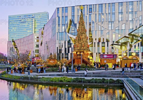 Dreischeibenhaus and Christmas market in front of the Koe-Bogen by architect Daniel Libeskind,
