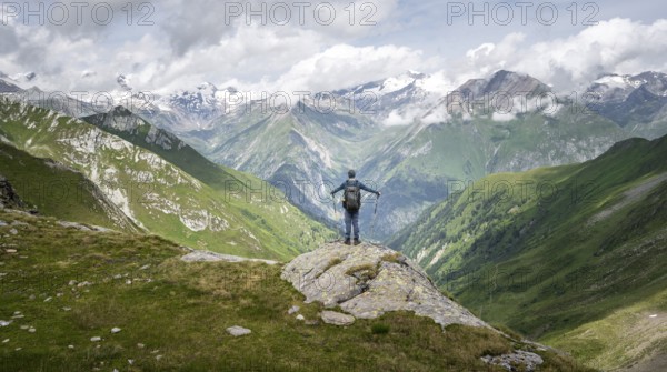 Mountaineer on a rock at the Mittagskögele, view of mountain peaks of the Venediger group and the