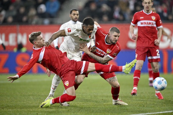Penalty area scene, goal area scene duel, action Samuel Essende FC Augsburg FCA (09) against