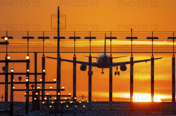 Aircraft approaching the main runway south, 05R/23L, runway lighting, approach aids, at Düsseldorf