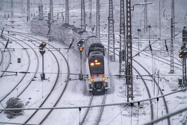 Winter weather, heavy snowfall, railway tracks in front of Essen main station, RE6, RRX, Rhine-Ruhr