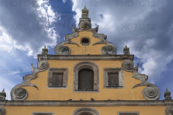 Gable of the historic Schranne, built in 1617 as a granary, Weinmarkt 7, Dinkelsbühl, Bavaria,