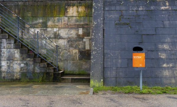 Berlin city cleaning wastepaper basket in front of grey wall, Spreeufer in the government district,