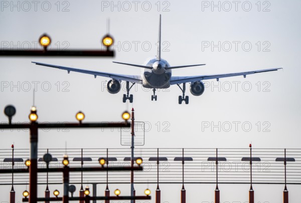 Aircraft approaching the main runway south, 05R/23L, runway lighting, approach aids, at Düsseldorf