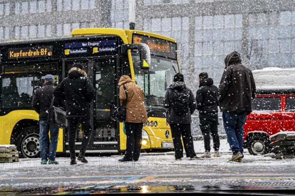Winter weather, heavy snowfall, passengers waiting for the bus in the snow, at Essen central