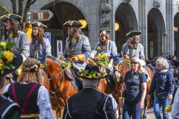Parade of historically costumed guild members, Zunft zur Saffran, Sechseläuten or Sächsilüüte,