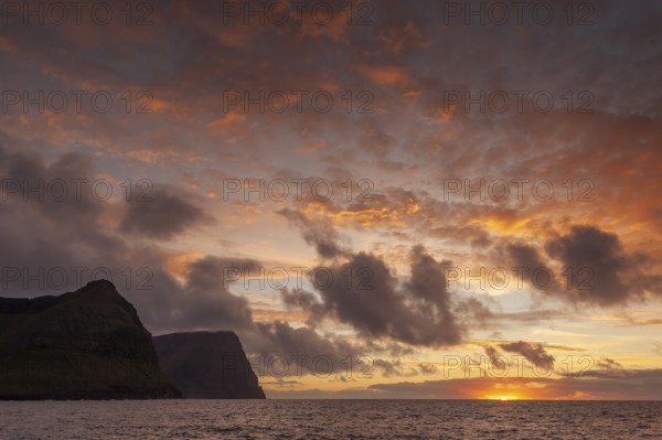 View from Vidareidi, Vidoy Island, Viðareiði, Viðoy Island to Borðoy and Kunoy, sunset, Faroe