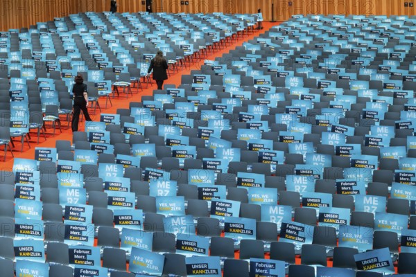 Assembly hall, deserted with many empty chairs and posters with the inscription UNSER KANNZLER.