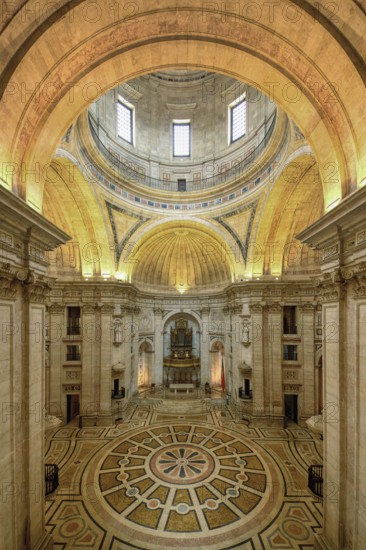 Church of Santa Engracia converted into National Pantheon, Central crossing and naves polychromed