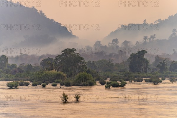 Sunset on the Mekong between Don Det and Don Khon, Si Phan Don, Champasak Province, Laos, Asia