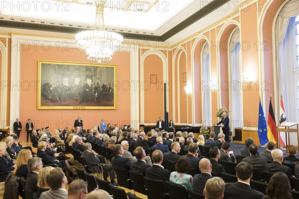 Kai Wegner (Governing Mayor of Berlin) delivers the laudatory speech in front of Friede Springer is