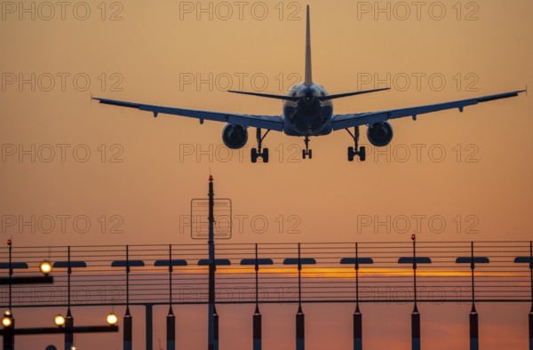 Aircraft approaching the main runway south, 05R/23L, runway lighting, approach aids, at Düsseldorf