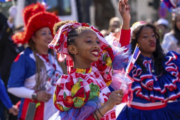 Rose Monday parade in Düsseldorf, groups of carnival societies and other participants in the street