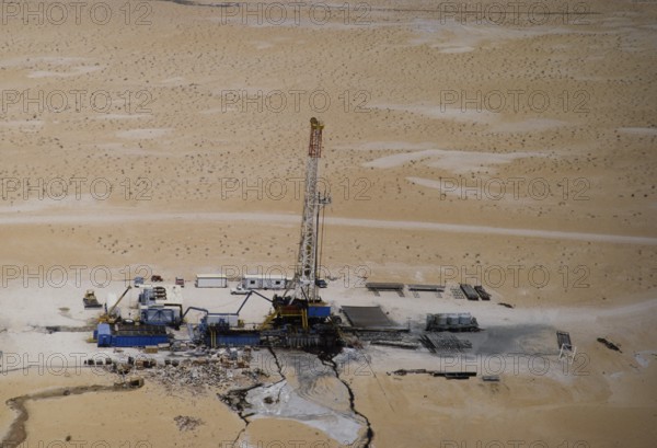 Oil industry in the Ras Tanura area, Saudi Arabia, drilling rig in the desert 1979, Asia