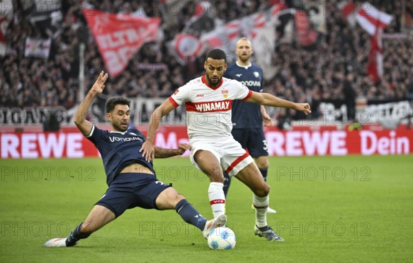 One-on-one, action Gerrit Holtmann VfL Bochum BOC (21) against Josha Vagnoman VfB Stuttgart (04)