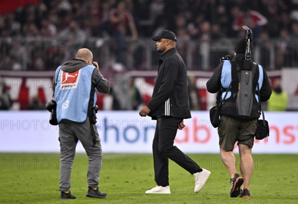 Coach Vincent Kompany FC Bayern Munich FCB in the focus of the press, press photographer, sports