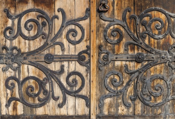 Old wooden gate with hand-forged, curved fittings, former Hanseatic city of Visby, UNESCO World