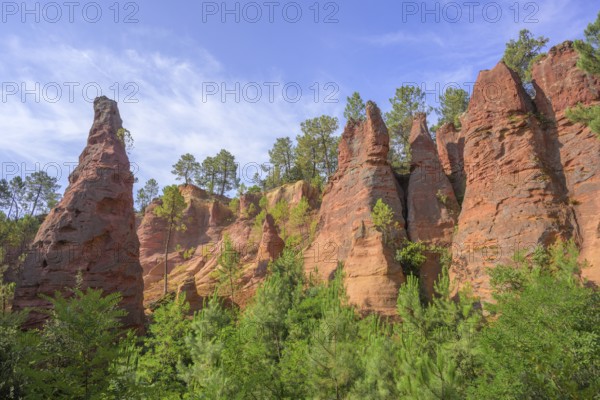 Ochre rocks of Roussillon, Département Vaucluse, France, Europe