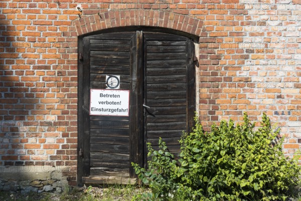 Tor tor with warning sign due to danger of collapse at the so-called Schleiferei, Spreeinsel in