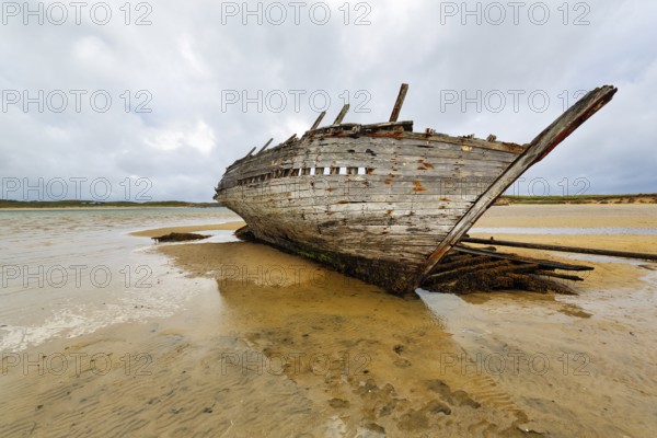 Wooden shipwreck Eddie's Boat on sandy beach, low tide, sandbank, Bunbeg, Magheraclogher beach,